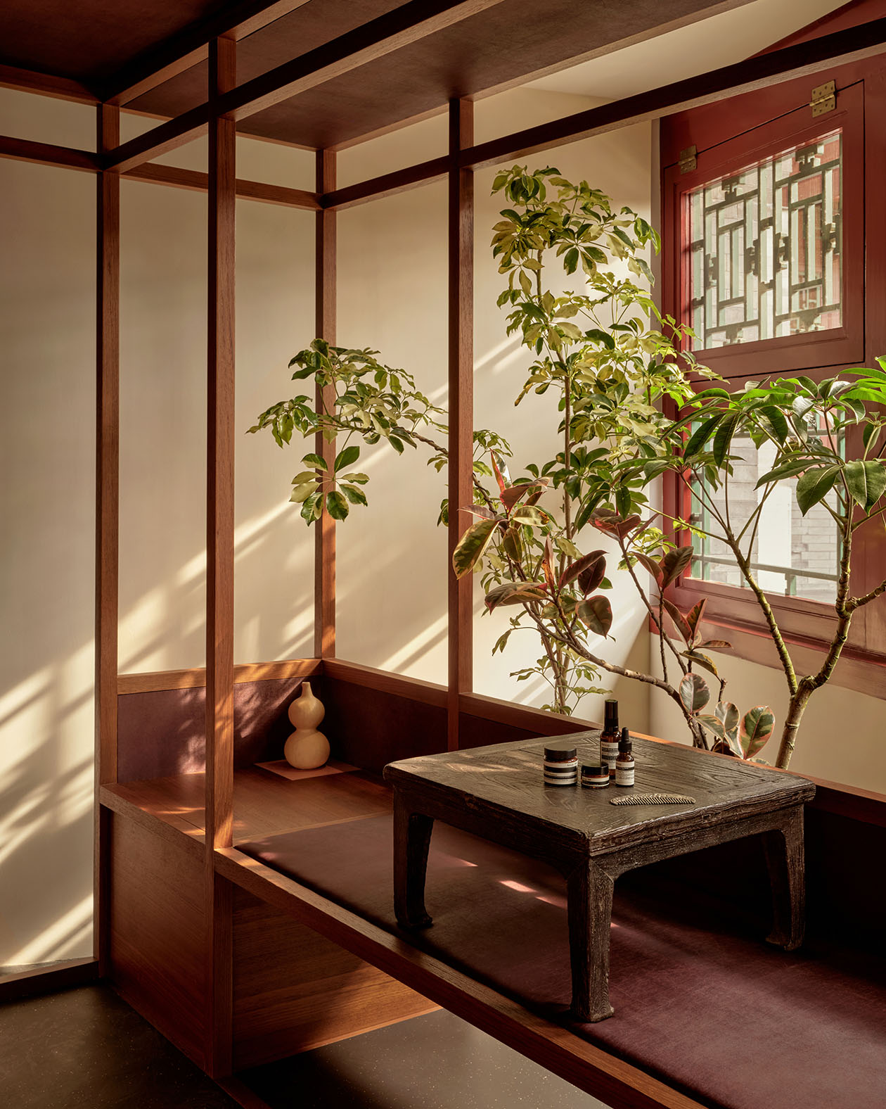 A duo of long benches covered with xiangyunsha cushion next to the window