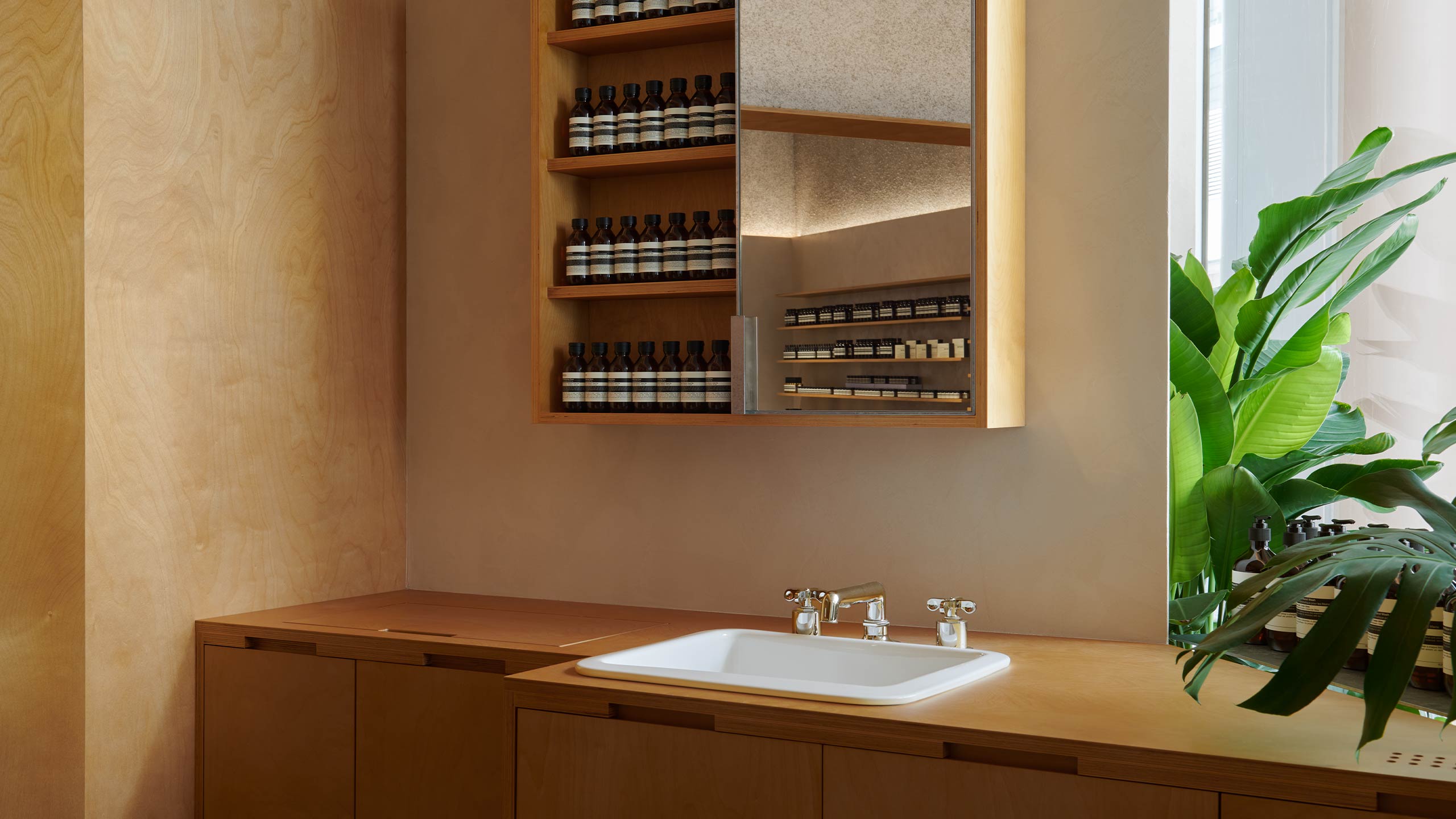 A solitary basin at the corner. 