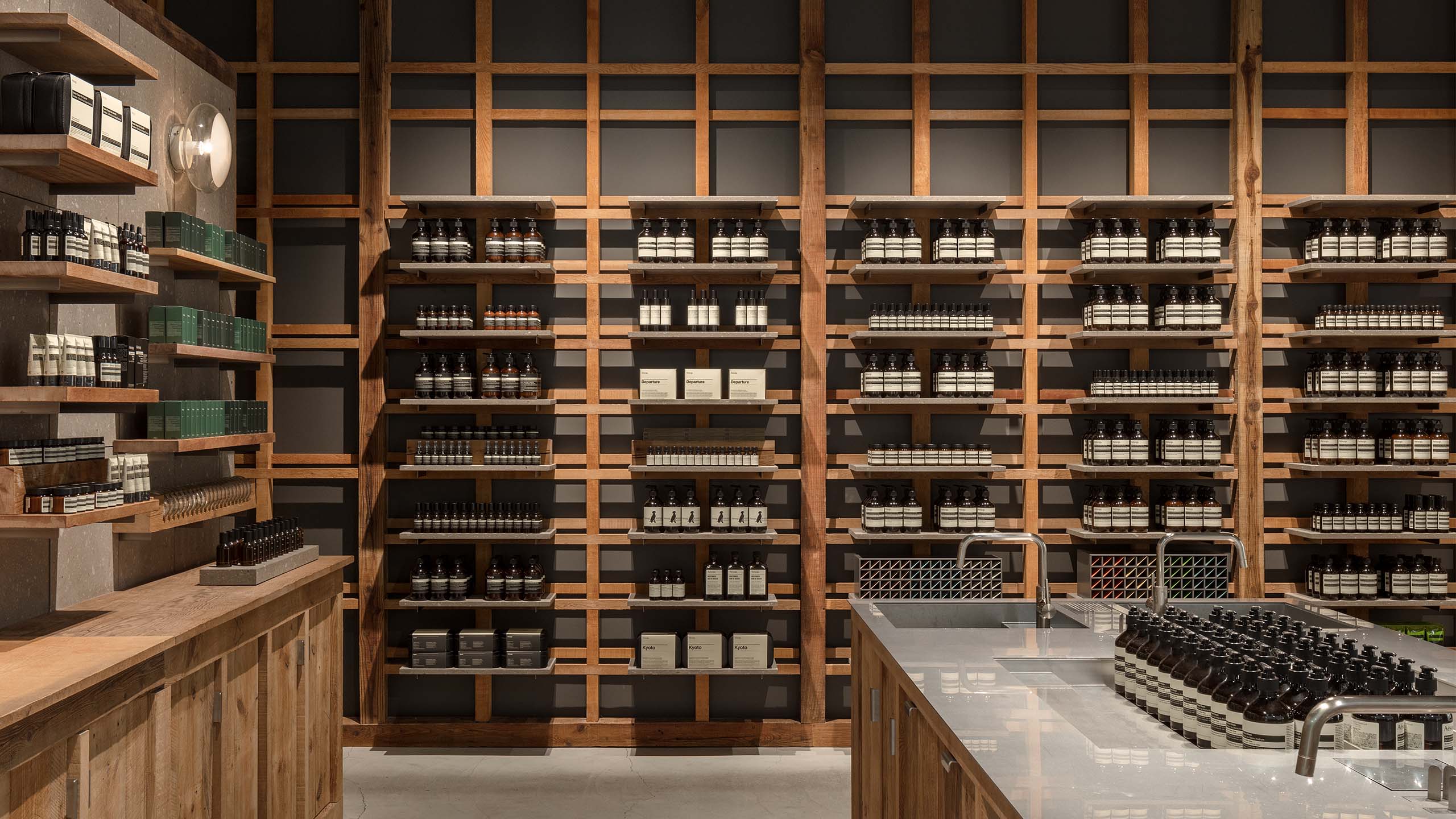 Quartet of inset basins at the central workbench, with full range of formulations for the skin, hair, body and home on the shelves