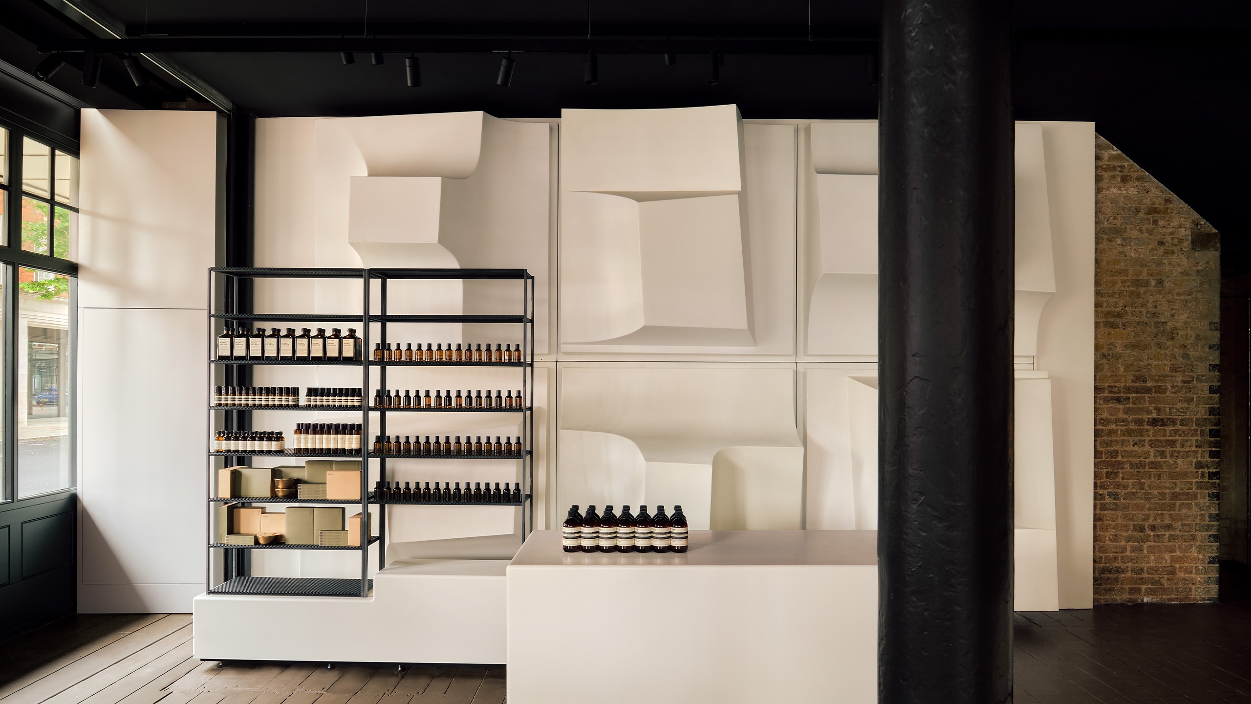 Aesop Spitalfields store interior featuring an extraordinary architectural frieze by British polymath Paul Mount. Made in 1984 for Leo’s Supermarket in Falmouth, Cornwall, the sculpture is a grid of repeating, abstract fibreglass forms in high relief.