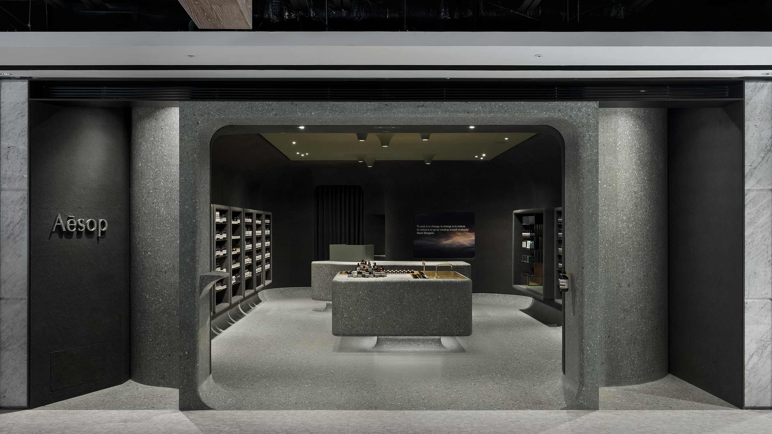 Motsukoshi Taichuung store entrance and interior