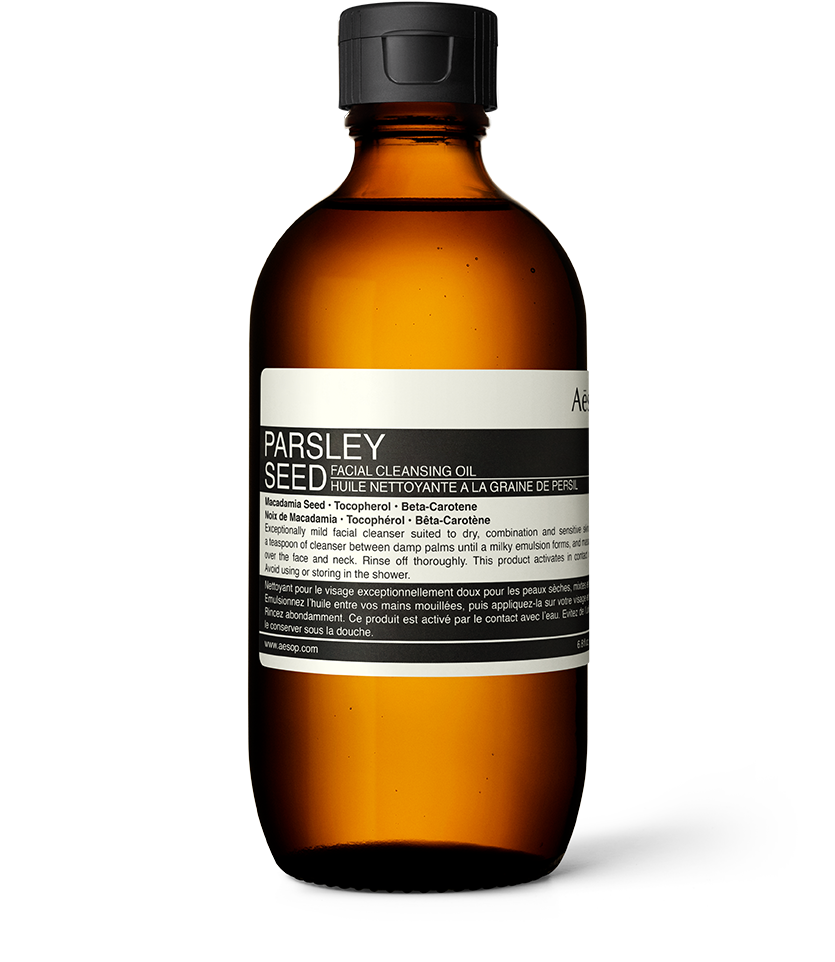 Parsley Seed Facial Cleansing Oil de Aesop en frasco ámbar; un aceite hidrosoluble apto para desmaquillar la mayoría de los tipos de piel.